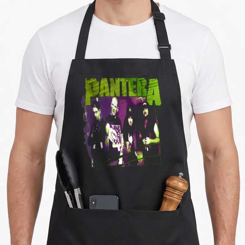 Tablier de cuisine noir avec logo Pantera vert et illustration vintage des quatre membres du groupe sur fond violet.