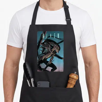 Tablier de cuisine noir avec illustration du Xenomorph et le mot ALIEN en lettres vertes sur fond dégradé bleu.