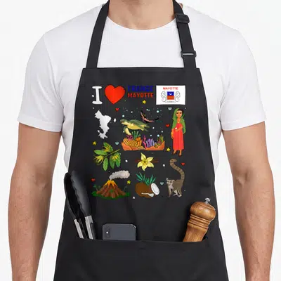 Tablier de cuisine noir avec illustration colorée représentant Mayotte, sa faune, sa flore et ses symboles culturels traditionnels.
