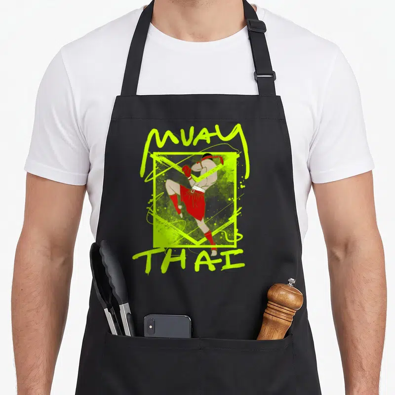 Tablier de cuisine noir avec illustration d'un combattant de Muay Thai en rouge et texte vert fluo.