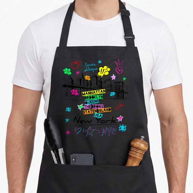 Tablier de cuisine noir avec dessin graffiti New York City Avenues couleur vives et texte Manhattan Brooklyn Queens.