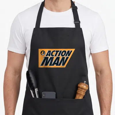 Tablier de cuisine noir avec le logo orange et bleu marine Action Man des années 90 imprimé au centre.