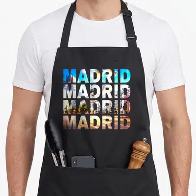 Tablier de cuisine noir avec le mot Madrid répété en lettres contenant des photos de la ville d'Espagne et du ciel.