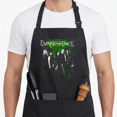 Tablier de cuisine noir avec illustration groupe Evanescence et logo blanc sur fond vert ornemental