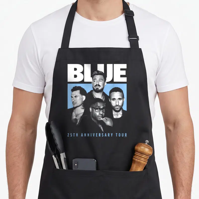Tablier de cuisine noir avec quatre portraits masculins et le texte Blue 25th Anniversary Tour imprimé au centre.