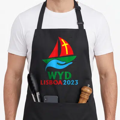 Tablier de cuisine noir avec logo voilier rouge croix jaune main bleue et texte WYD LISBOA 2023 coloré.