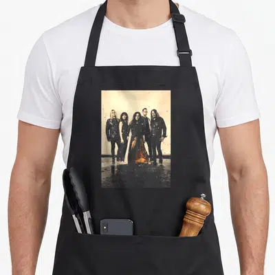 Tablier de cuisine noir avec une impression photographique vintage d'un groupe de cinq musiciens en tenue sombre et robe dorée.