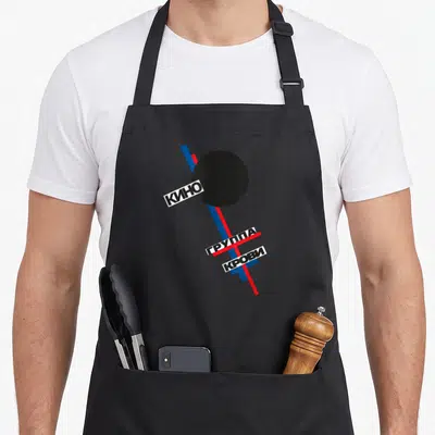 Tablier de cuisine noir avec logo, cercle noir et lignes rouges et bleues croisées.