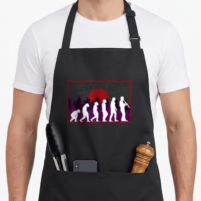 Tablier de cuisine noir avec illustration évolutive d'un homme devenant clarinettiste devant un soleil rouge et des sapins.