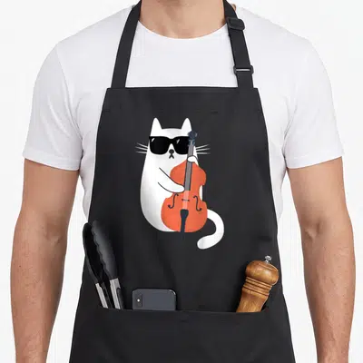 Tablier de cuisine noir avec illustration d'un chat blanc portant des lunettes noires et tenant une contrebasse orange.