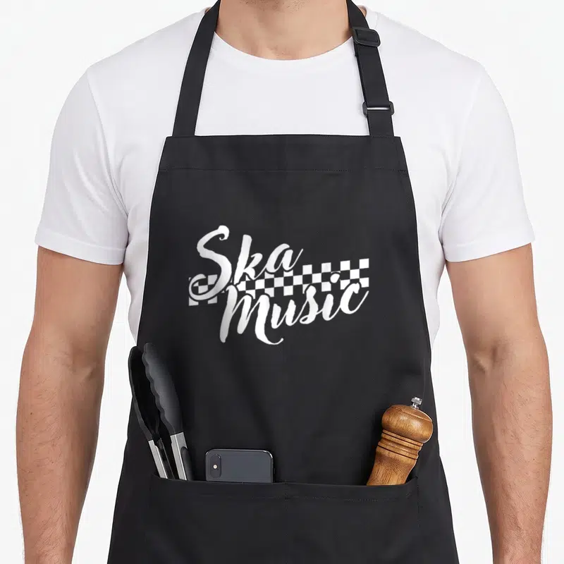 Tablier de cuisine noir avec inscription Ska Music en blanc et motif damier horizontal traversant le texte.