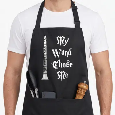 Tablier de cuisine noir avec illustration clarinette et texte blanc style gothique My Wand Chose Me