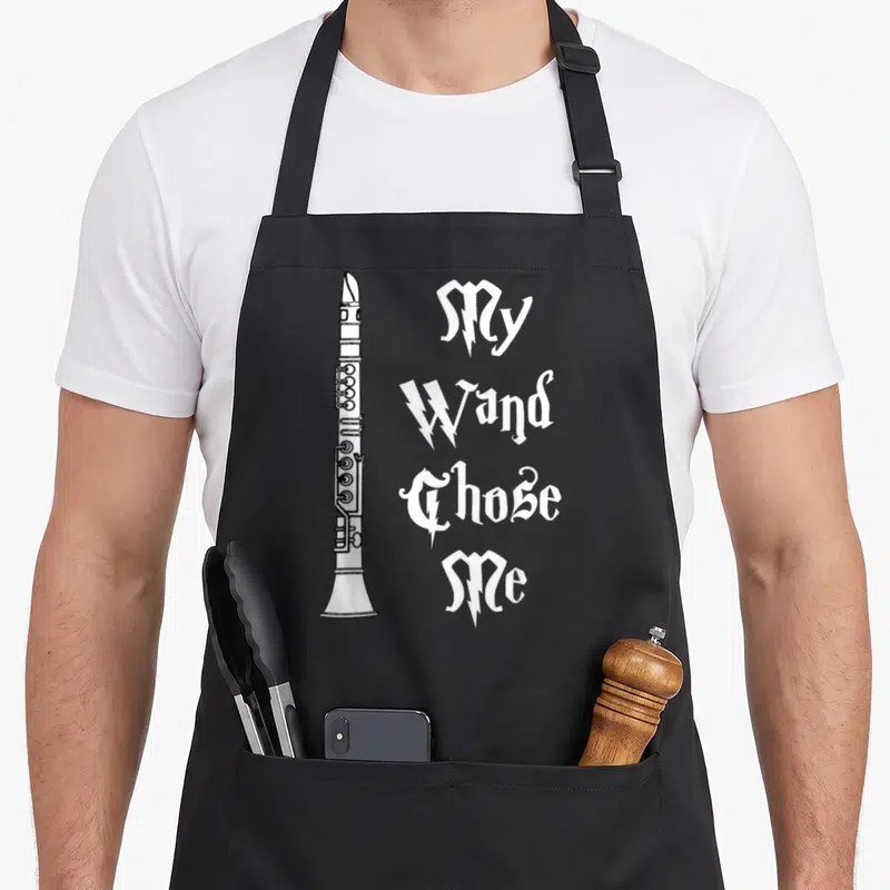 Tablier de cuisine noir avec illustration clarinette et texte blanc style gothique My Wand Chose Me