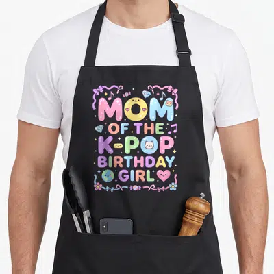 Tablier de cuisine noir avec inscription Mom of the K-Pop anniversaire Girl en lettres pastels et motifs kawaii.