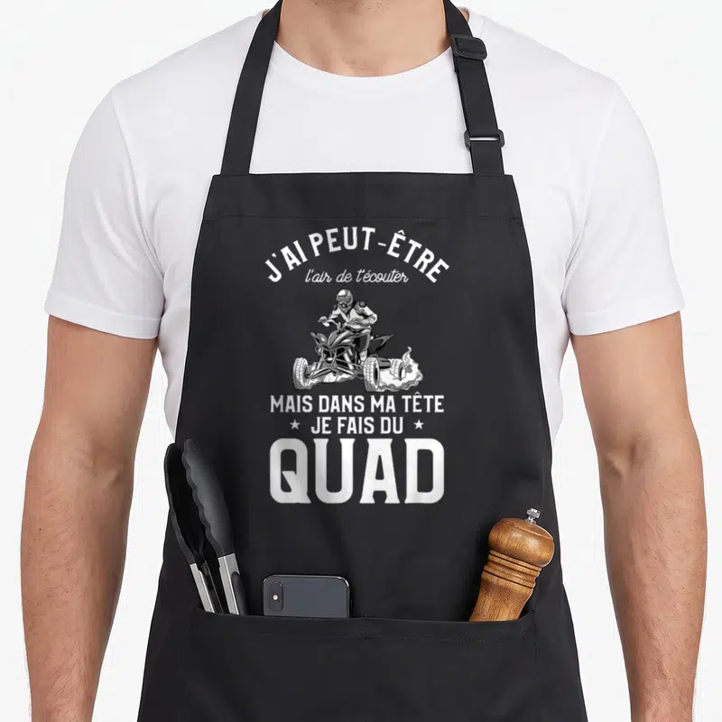 Tablier de cuisine noir avec illustration d'un pilote de quad et le texte blanc J'ai peut-être l'air de t'écouter mais je fais du quad