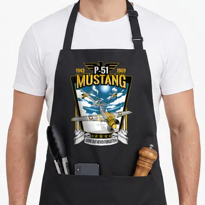 Tablier de cuisine noir avec illustration d'avion de chasse P-51 Mustang et inscription Gone But Never Forgotten sur banderole blanche.