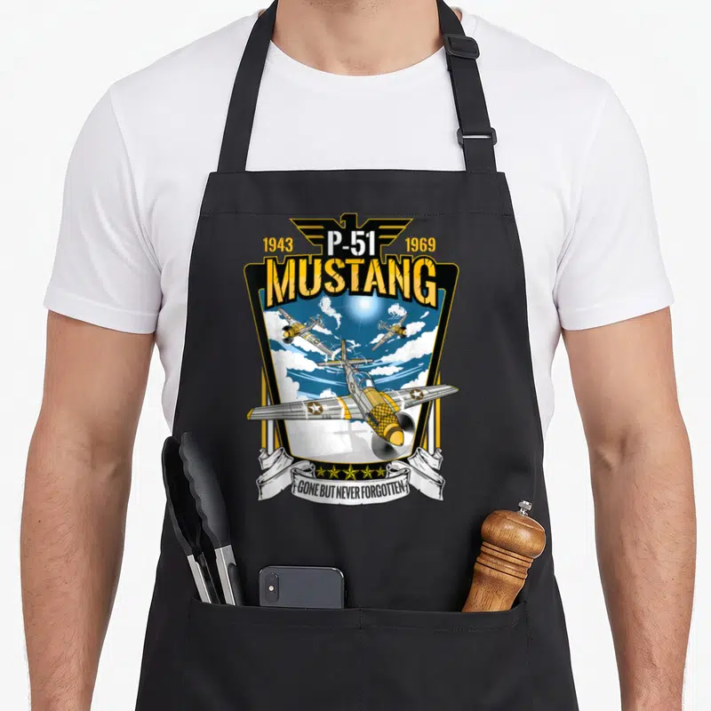 Tablier de cuisine noir avec illustration d'avion de chasse P-51 Mustang et inscription Gone But Never Forgotten sur banderole blanche.