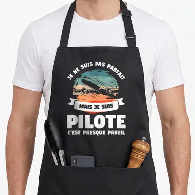 Tablier de cuisine noir avec illustration d'avion et texte Je ne suis pas parfait mais je suis pilote c'est presque pareil.