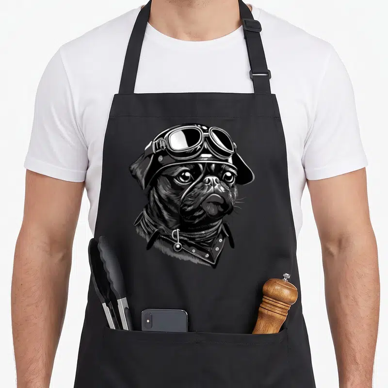 Tablier de cuisine noir avec illustration d'un carlin portant un casque de pilote et des lunettes de vol vintage.