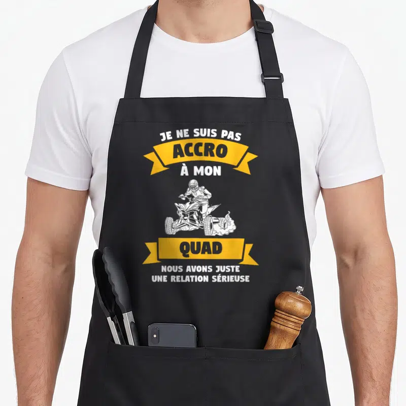 Tablier de cuisine noir avec illustration de quad et texte Je ne suis pas accro à mon quad sur banderole jaune.