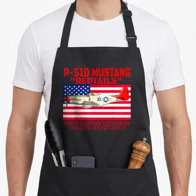 Tablier de cuisine noir avec illustration d'un avion P-51D Mustang Redtails sur drapeau américain.
