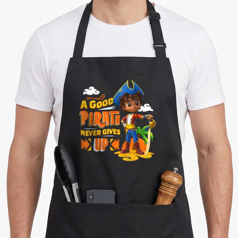 Tablier de cuisine noir avec un jeune pirate aux cheveux bruns tenant une épée sous le texte A Good Pirate Never Gives Up.