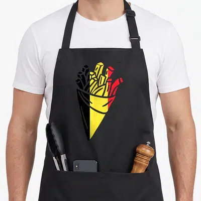 Tablier de cuisine noir avec illustration de frites aux couleurs du drapeau belge et texte frieten frites.