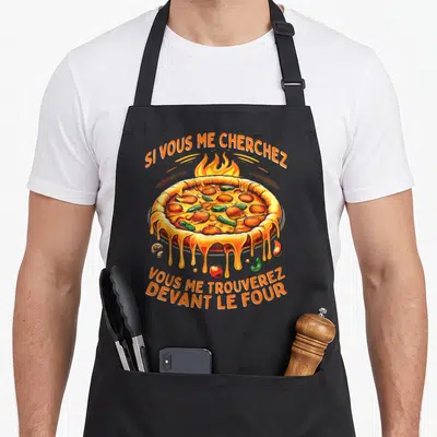 Tablier de cuisine noir avec une illustration colorée d'une pizza au fromage coulant et des flammes orange.
