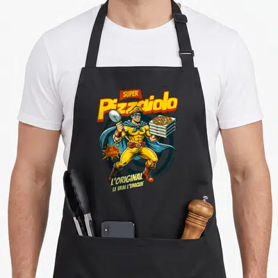 Tablier de cuisine noir avec un super-héros en costume jaune tenant une planche à pizza et trois boîtes empilées, sous le titre Super Pizzaiolo.