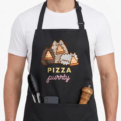 Tablier de cuisine noir avec trois chats cartoon mangeant des pizzas et le texte Pizza Purrty en jaune et rose
