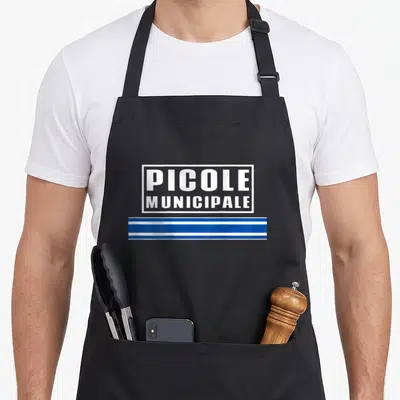 Tablier de cuisine noir avec l'inscription Picole Municipale en blanc et des bandes bleues horizontales.