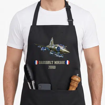 Tablier de cuisine noir avec illustration d'avion Dassault Mirage 2000D et drapeaux français circulaires.