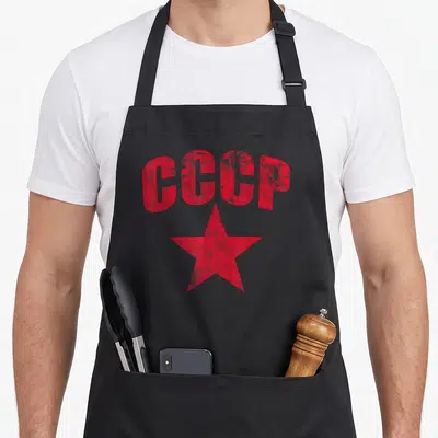 Tablier de cuisine noir avec inscription CCCP rouge et étoile soviétique en bas du motif central.