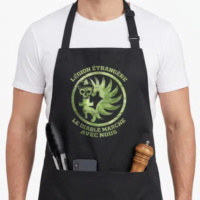 Tablier de cuisine noir avec logo vert Légion Étrangère, crâne coiffé d'une kepi et ailes stylisées.