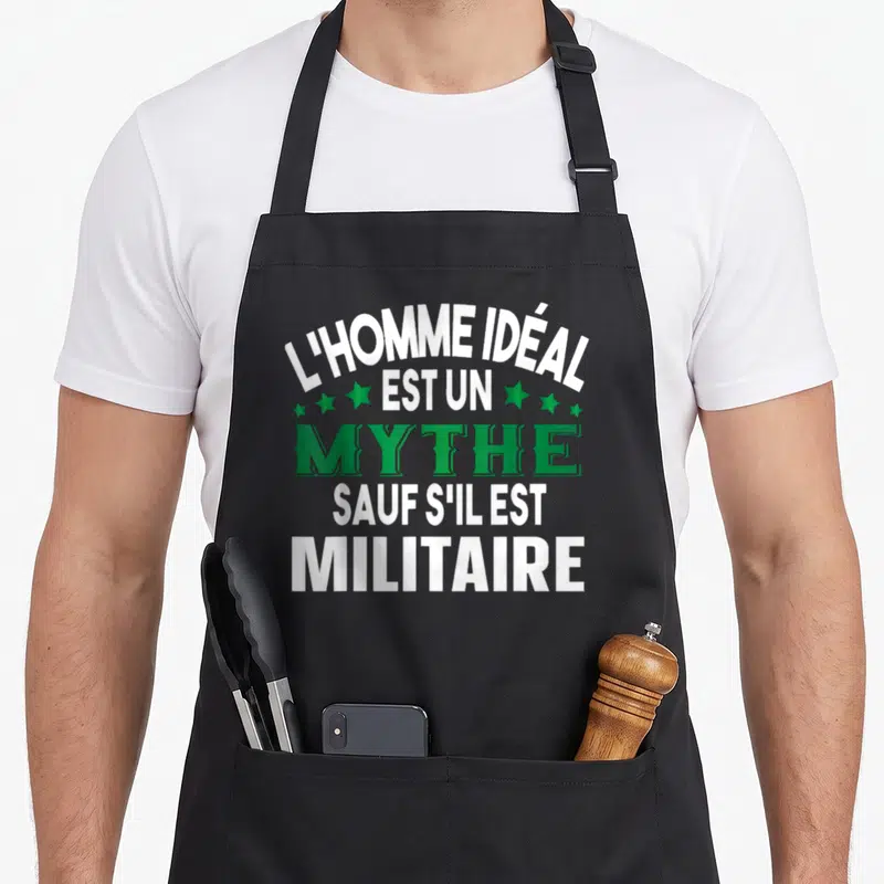 Tablier de cuisine noir avec le texte L'homme idéal est un mythe sauf s'il est militaire en blanc et vert.