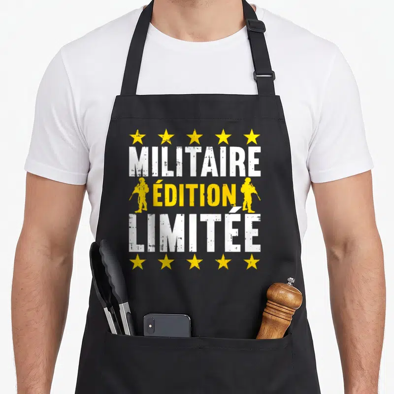 Tablier de cuisine noir avec inscription « Militaire Édition Limitée », étoiles jaunes et silhouettes de soldats en tenue.