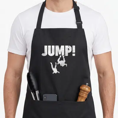 Tablier de cuisine noir avec l'inscription JUMP. et deux silhouettes de parachutistes en chute libre.