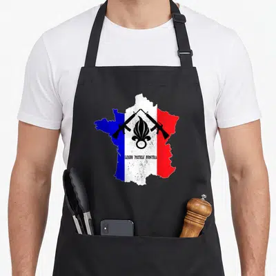 Tablier de cuisine noir avec une carte de France tricolore, deux fusils croisés et le insignes de la Légion étrangère au centre.