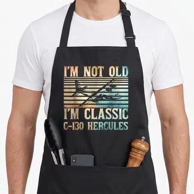 Tablier de cuisine noir avec illustration vintage d'un avion C-130 Hercules et texte I'm Not Old I'm Classic.