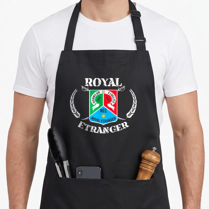 Tablier de cuisine noir avec le blason Royal Étranger et les mots Honneur Fidélité Neg en couleurs vives.
