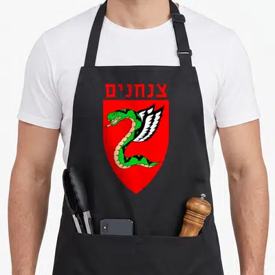 Tablier de cuisine noir avec un serpent ailé vert sur écu rouge et texte en hébreu