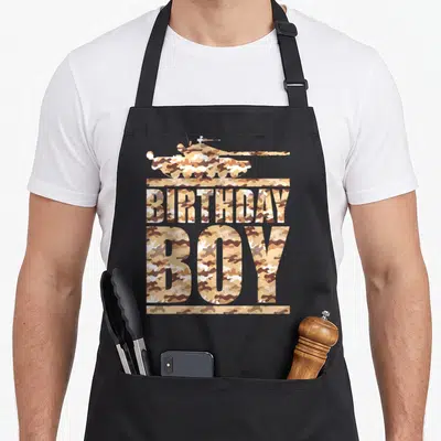 Tablier de cuisine noir avec illustration de char et texte anniversaire Boy en motif camouflage beige et brun.