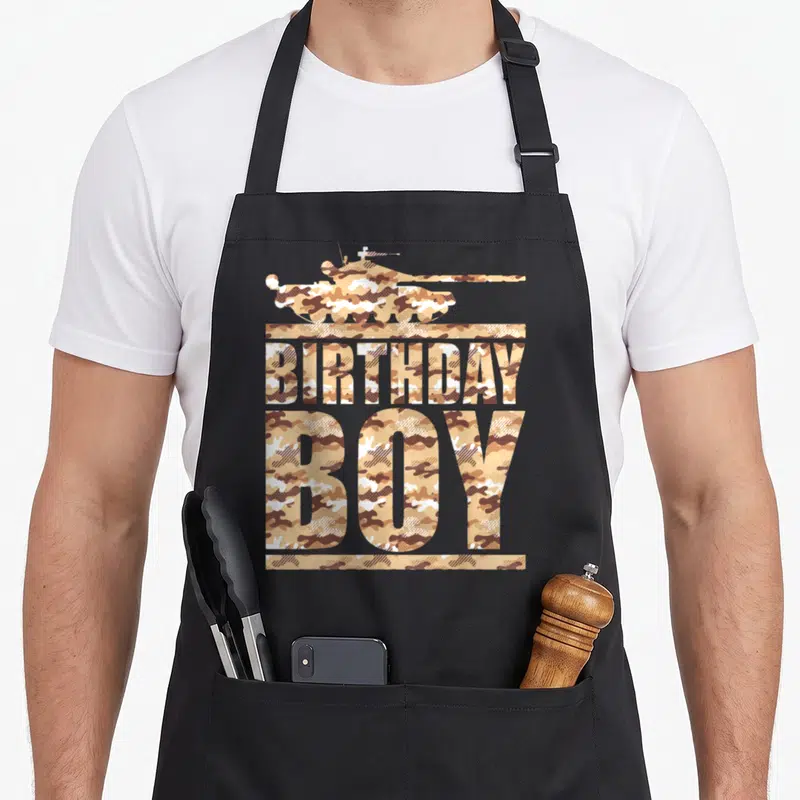Tablier de cuisine noir avec illustration de char et texte anniversaire Boy en motif camouflage beige et brun.
