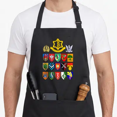 Tablier de cuisine noir avec les logos et armoiries colorées des unités de l'armée israélienne IDF et Tzahal disposés en grille.