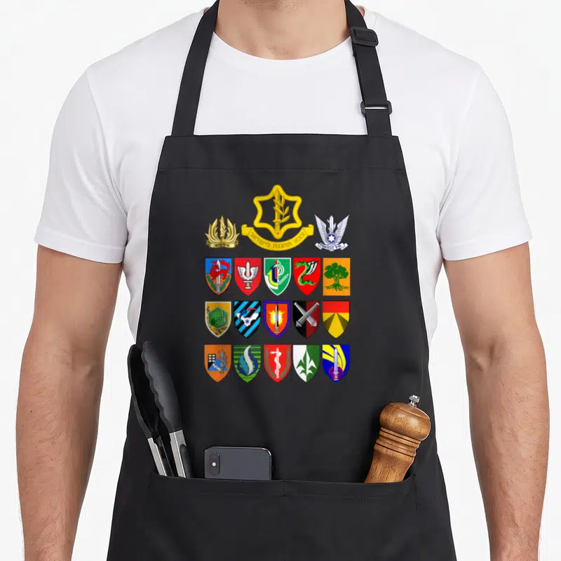 Tablier de cuisine noir avec les logos et armoiries colorées des unités de l'armée israélienne IDF et Tzahal disposés en grille.