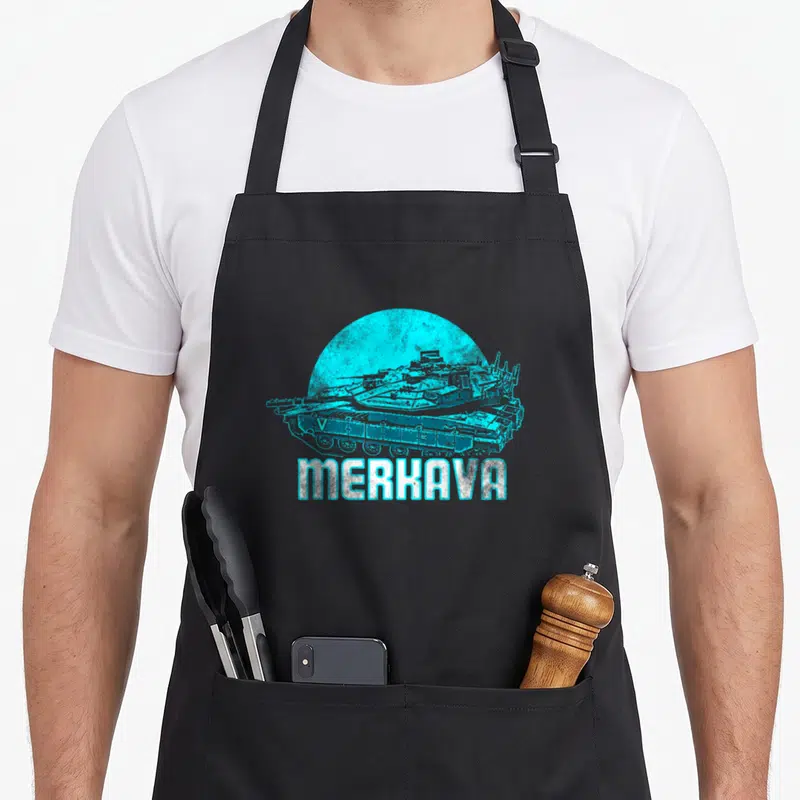 Tablier de cuisine noir avec illustration cyan d'un char Merkava et le texte MERKAVA en bas.