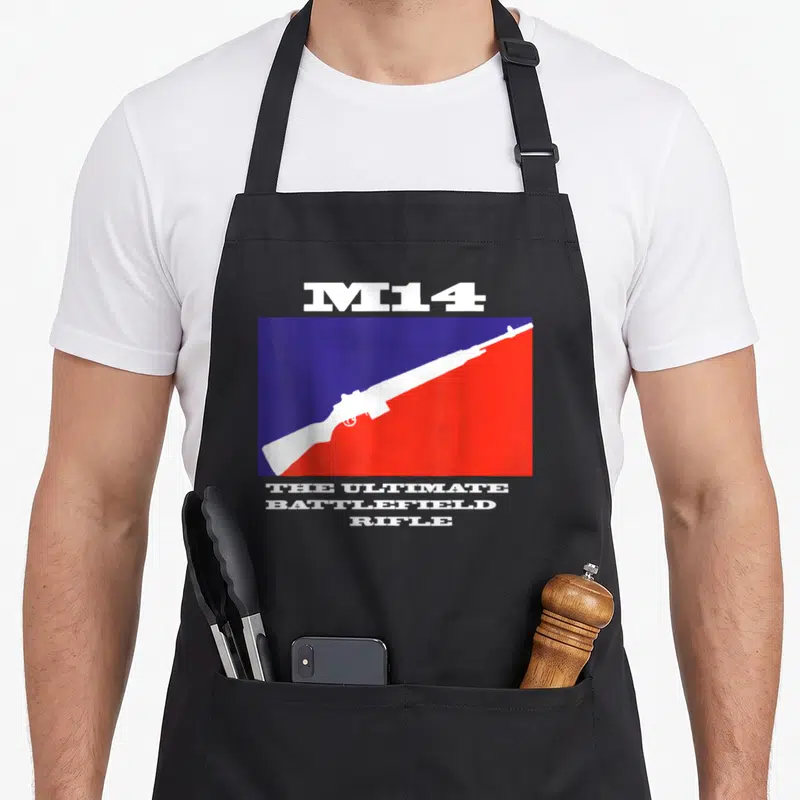 Tablier de cuisine noir avec silhouette blanche fusil M14 sur fond divisé en bandes bleue et rouge.