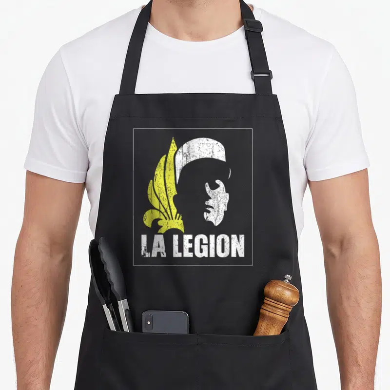 Tablier de cuisine noir avec silhouette légionnaire jaune et texte LA LEGION en blanc texturé.