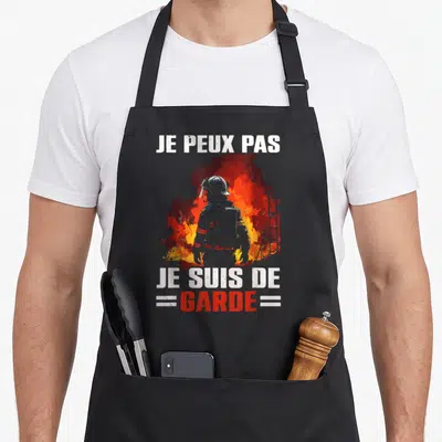 Tablier de cuisine noir avec illustration de sapeur-pompier face aux flammes et texte Je peux pas je suis de garde