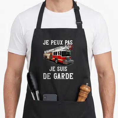 Tablier de cuisine noir avec illustration de camion de pompiers et texte blanc Je peux pas je suis de garde